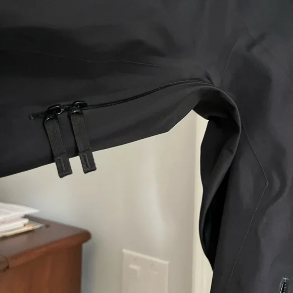 Arc'teryx Women's Black and Gray Jacket with Hood - Picture 4 of 5